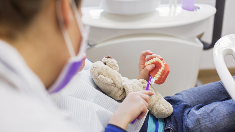 Julho Laranja: 6 dicas para cuidar do sorriso das crianças com apoio da Ortodontia moderna