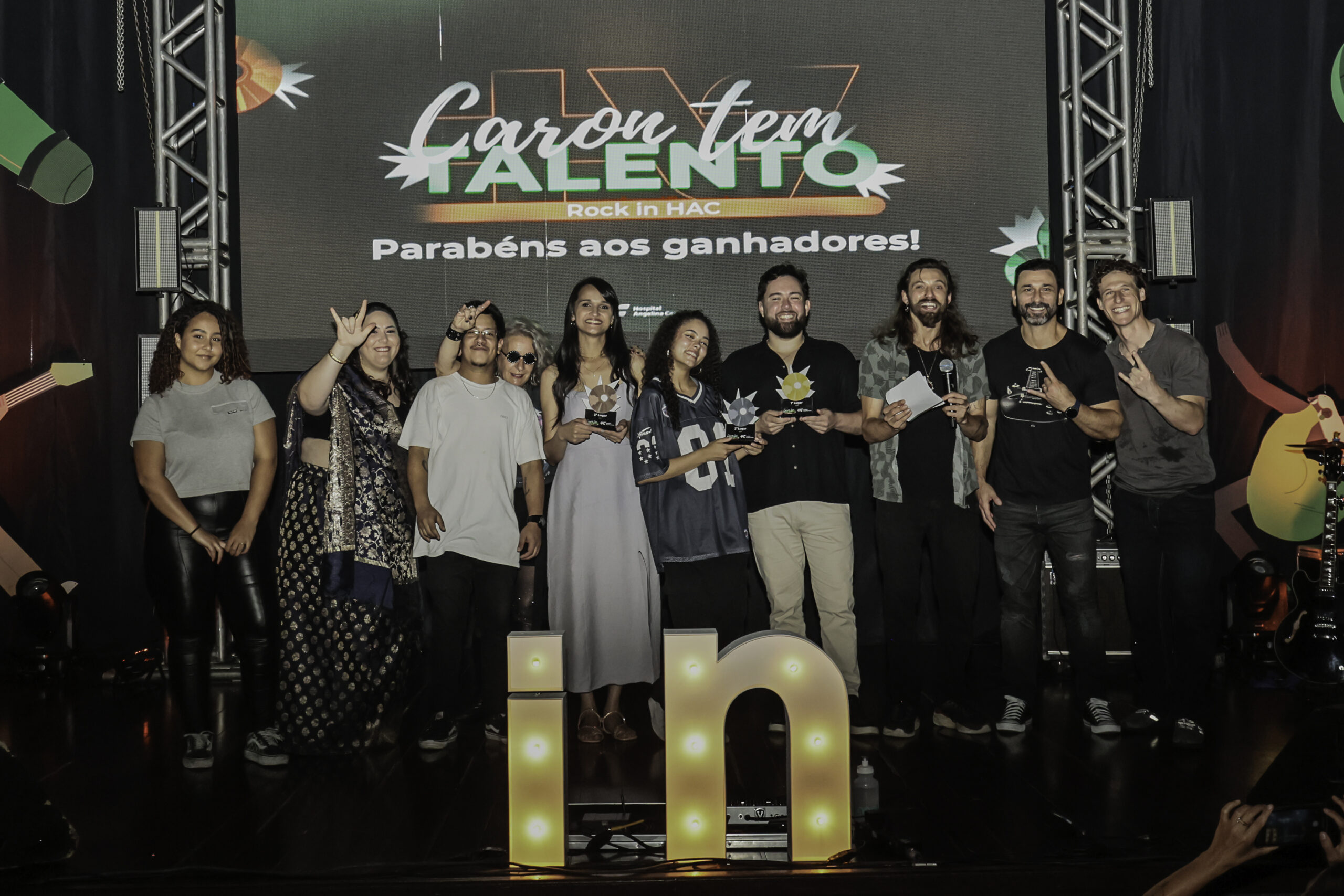 Hospital Angelina Caron promove noite de talentos em clima havaiano e celebra a diversidade artística de seus profissionais