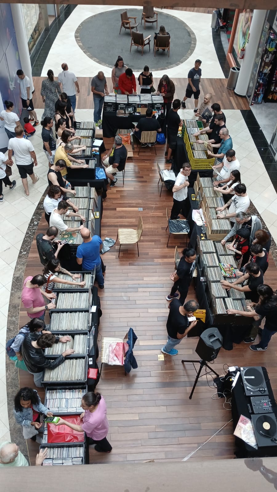 Feira de Vinil no Shopping Crystal: Uma Celebração ao Crescimento do Mercado de Discos