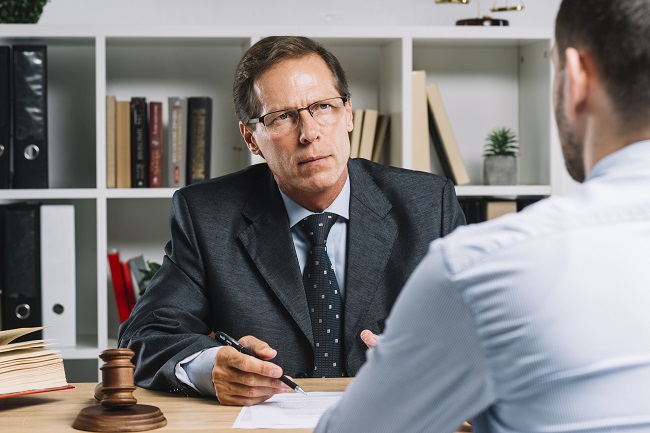 Advogado criminal deve defender cliente sabendo que ele é culpado?