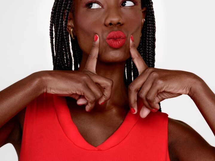 O poder do vermelho: 6 produtos e dicas de como montar um look monocromático