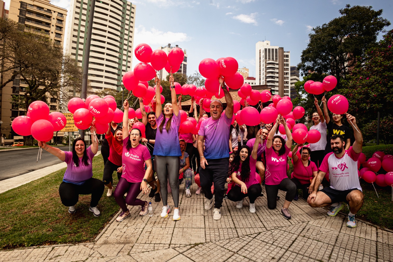 Praça do Japão ficou rosa para lembrar o mês de prevenção ao câncer de mama 