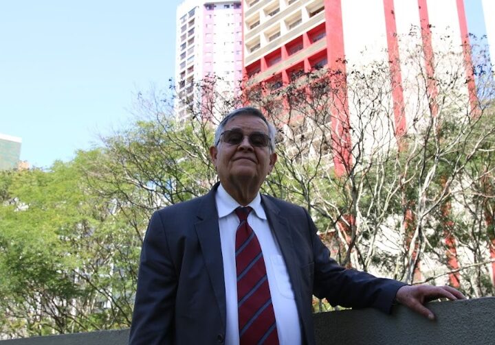 Do giz à era digital: professor de 82 anos faz da sala de aula seu lugar no mundo