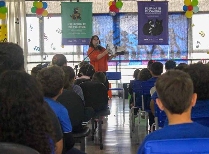 Escritora visita escolas públicas de Curitiba e faz doação de livros