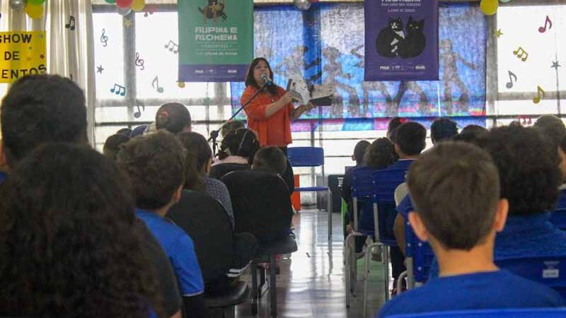 Escritora visita escolas públicas de Curitiba e faz doação de livros
