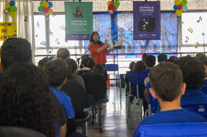 Escritora visita escolas públicas de Curitiba e faz doação de livros