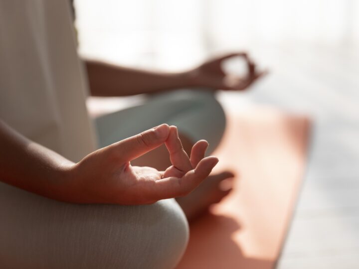Prática da yoga beneficia corpo, mente e qualidade do sono