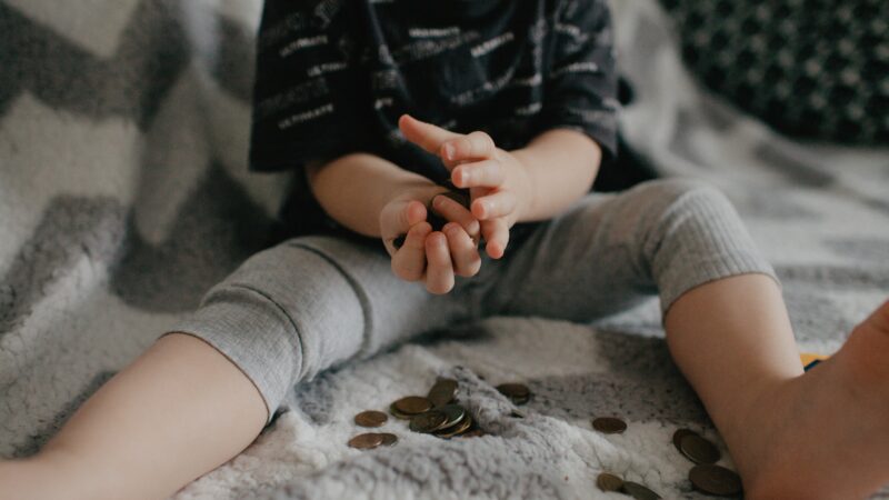 Seis dicas para ensinar educação financeira na primeira infância