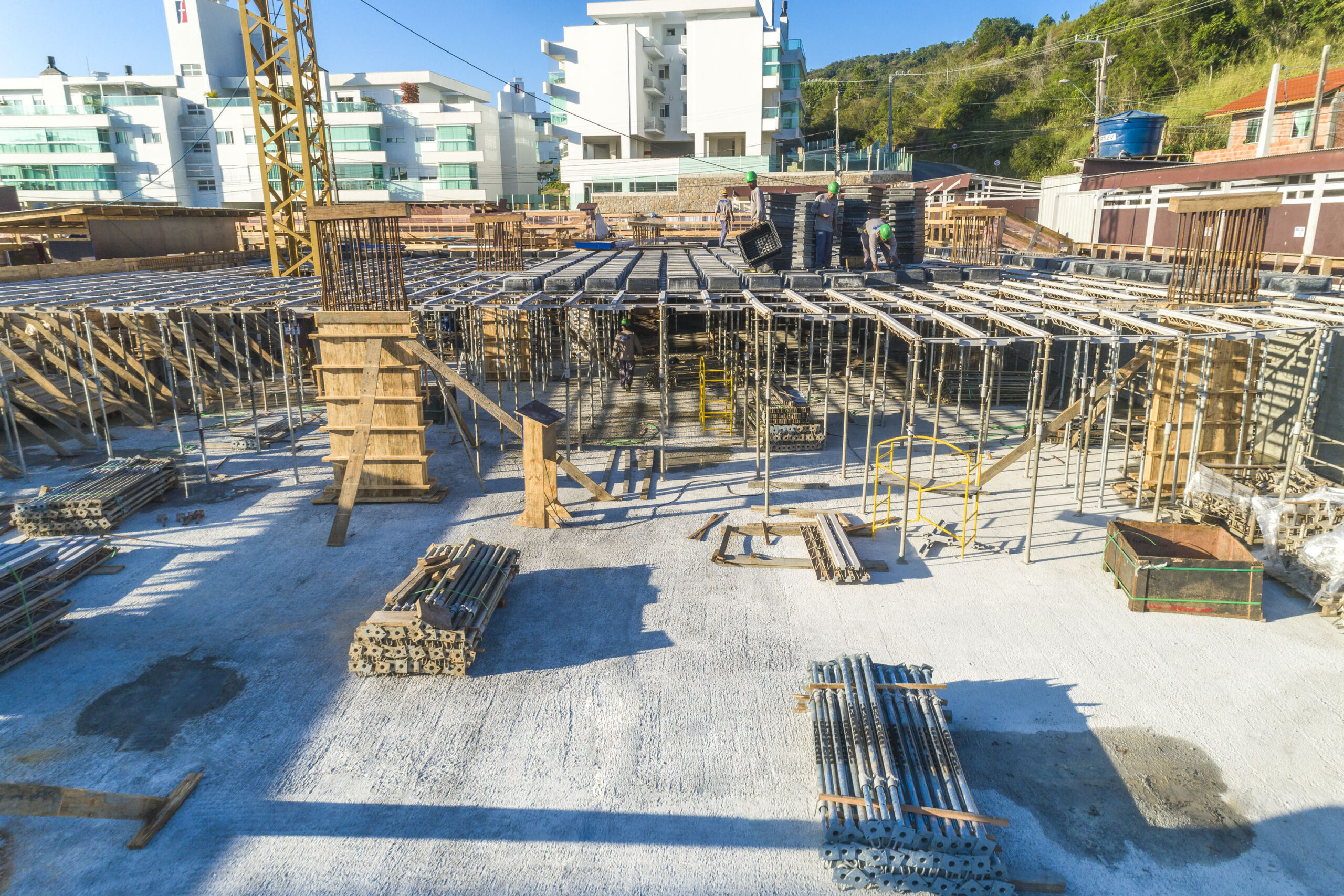 Construção civil 4.0: a jornada dos andaimes de acesso e escoramentos desde a madeira até a digitalização
