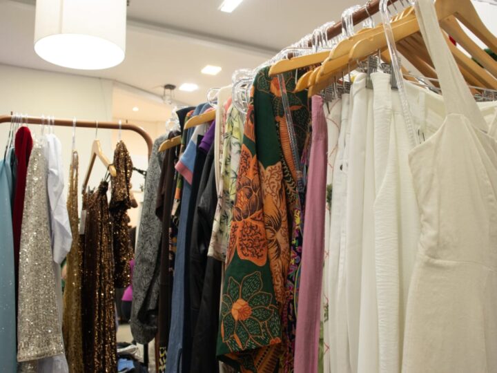 Curitiba Recebe 150 Araras de Moda Circular com Looks Primavera/Verão no Saí do Armário