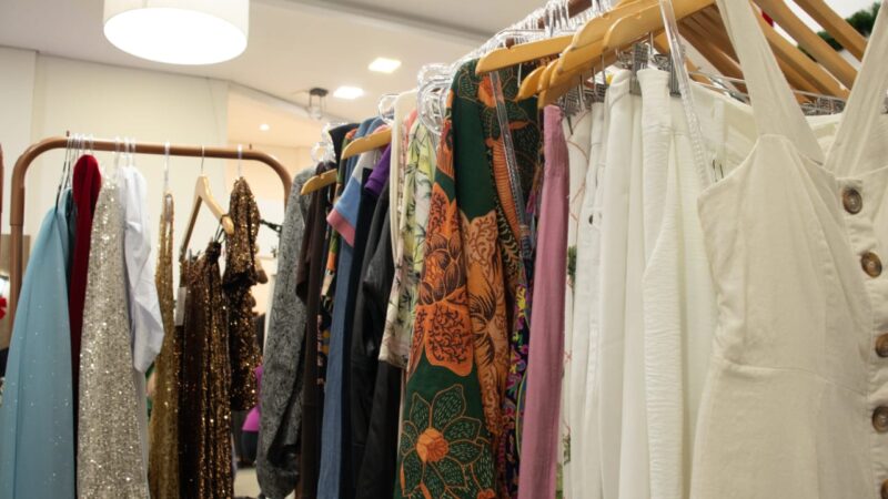 Curitiba Recebe 150 Araras de Moda Circular com Looks Primavera/Verão no Saí do Armário