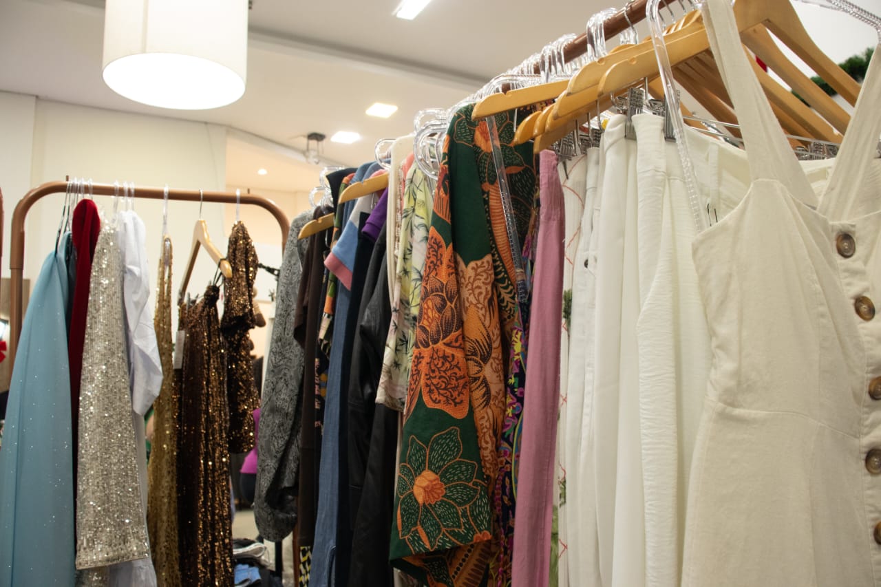Curitiba Recebe 150 Araras de Moda Circular com Looks Primavera/Verão no Saí do Armário