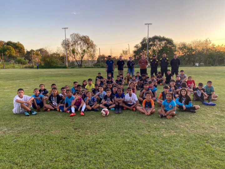 Iniciativa gratuita oferece aulas de futebol e vôlei para crianças e adolescentes em Curitiba e Londrina
