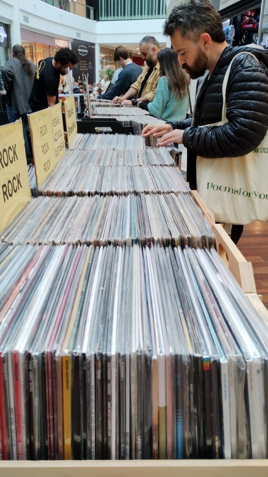 Sábado com encontro de colecionadores, feira de vinil com Black Friday e bate-papo com DJs de música eletrônica