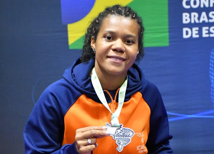 Conheça a paranaense multicampeã na paraesgrima