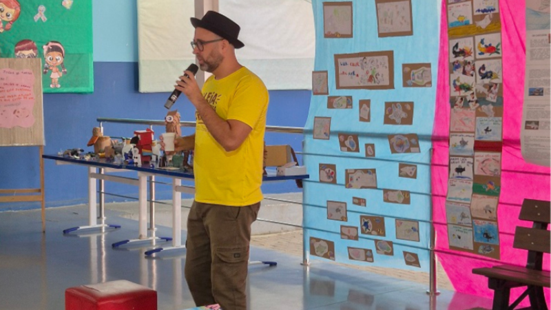 Autor leva o Projeto Douradinho a mil estudantes de Imbituba (SC)