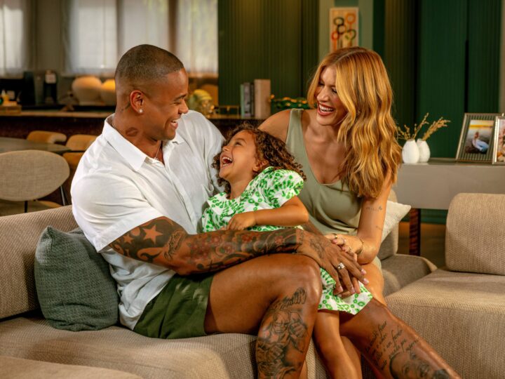 Léo Santana, Lore Improta e a pequena Liz estrelam nova campanha do Sicredi