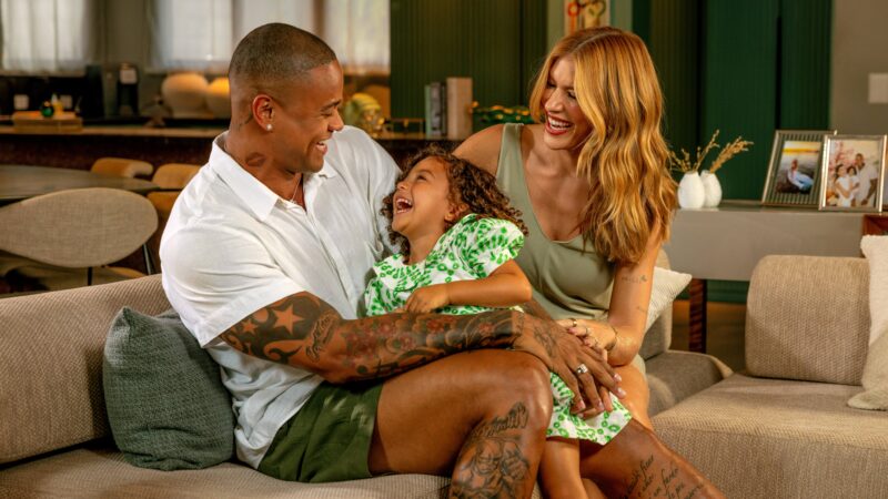 Léo Santana, Lore Improta e a pequena Liz estrelam nova campanha do Sicredi