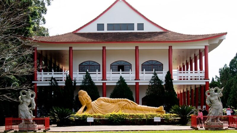 Templo Budista Chen Tien atrai turistas em Foz do Iguaçu