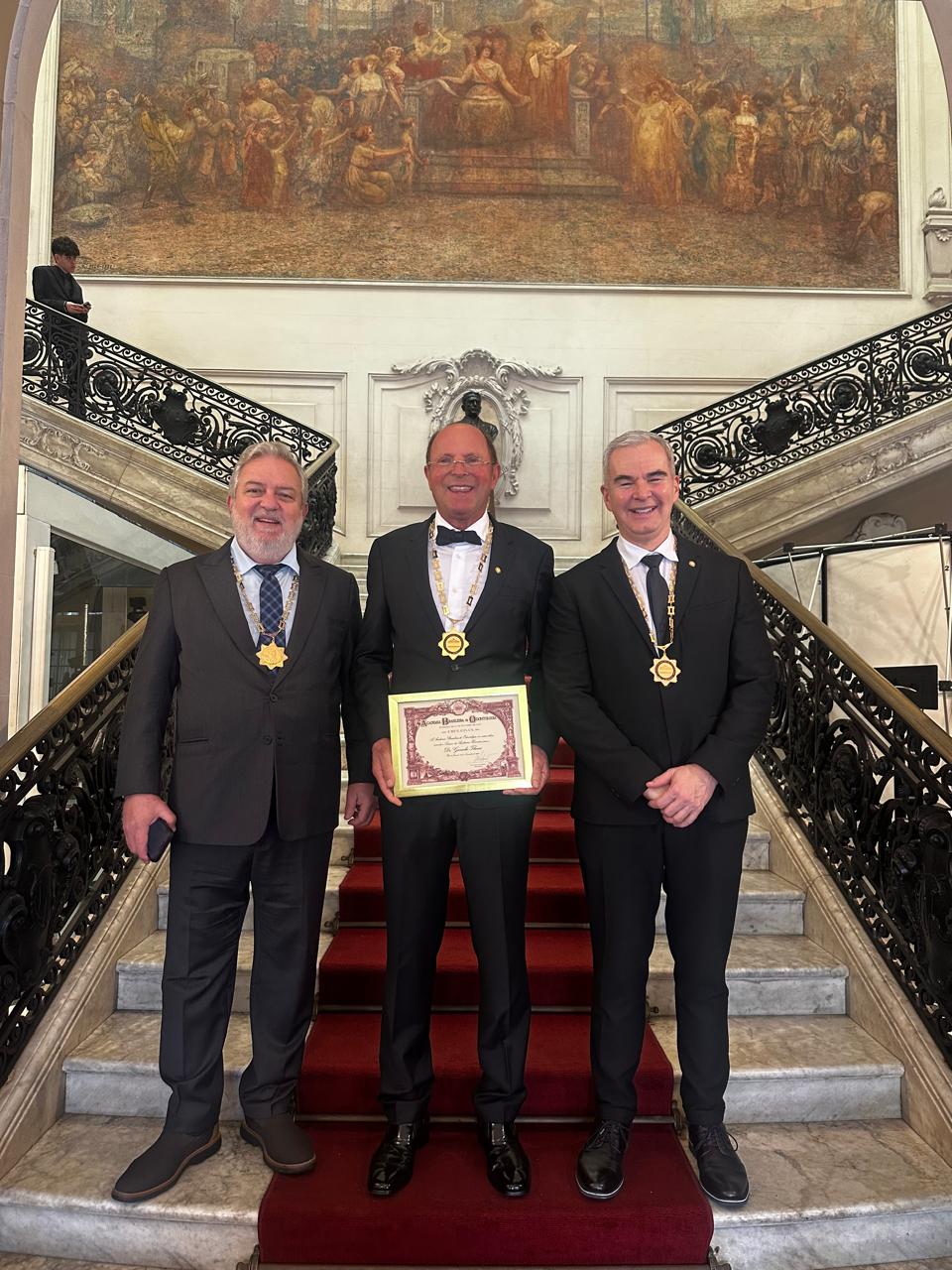 Academia Brasileira de Odontologia empossa Geninho Thomé, fundador da Neodent, como Acadêmico Honorário