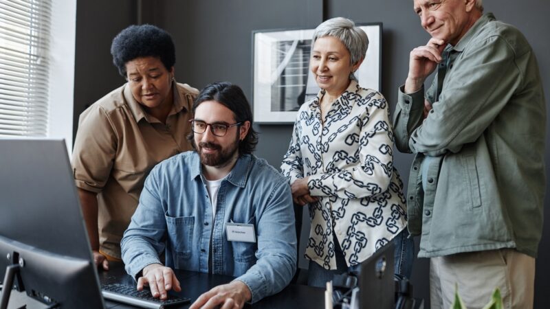 Profissionais 50+ encontram caminhos para recolocação