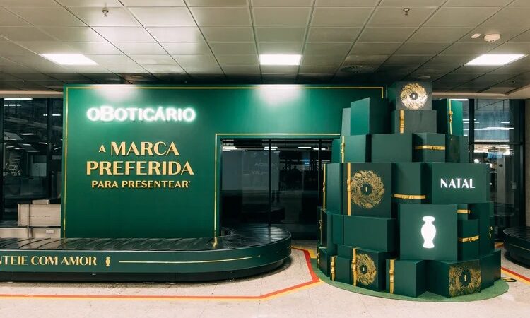 O Boticário surpreende passageiros e entrega mais de seis mil presentes nas esteiras dos aeroportos do Brasil e da Colômbia em ativação de Natal