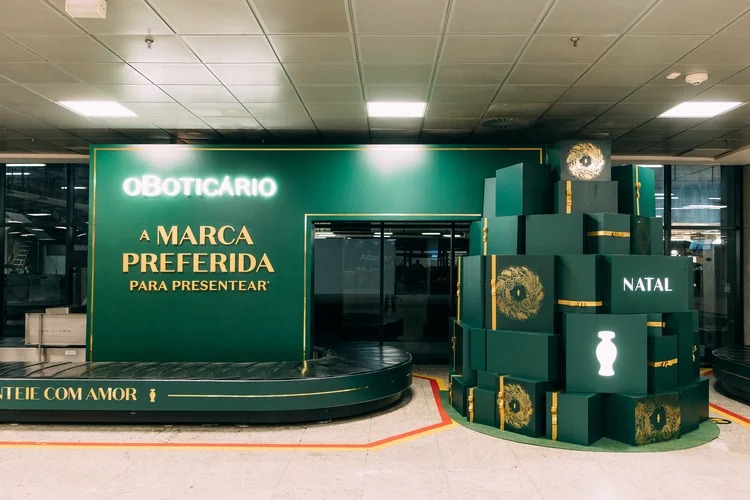 O Boticário surpreende passageiros e entrega mais de seis mil presentes nas esteiras dos aeroportos do Brasil e da Colômbia em ativação de Natal
