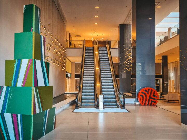 NH Collection Curitiba inaugura Árvore de Natal artística com obra conceitual