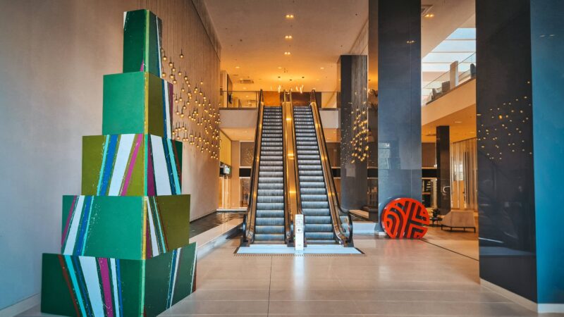 NH Collection Curitiba inaugura Árvore de Natal artística com obra conceitual