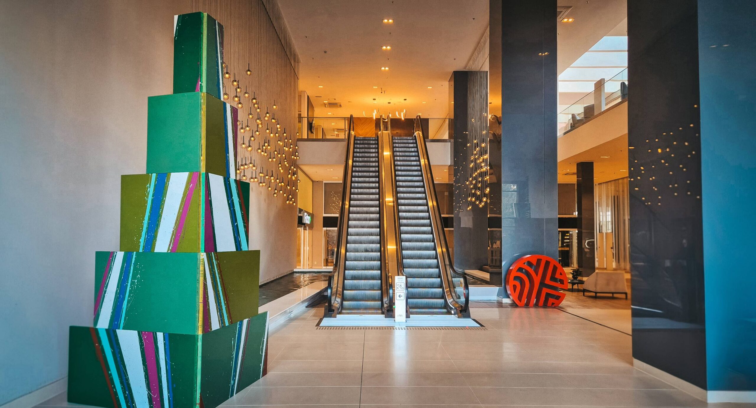 NH Collection Curitiba inaugura Árvore de Natal artística com obra conceitual