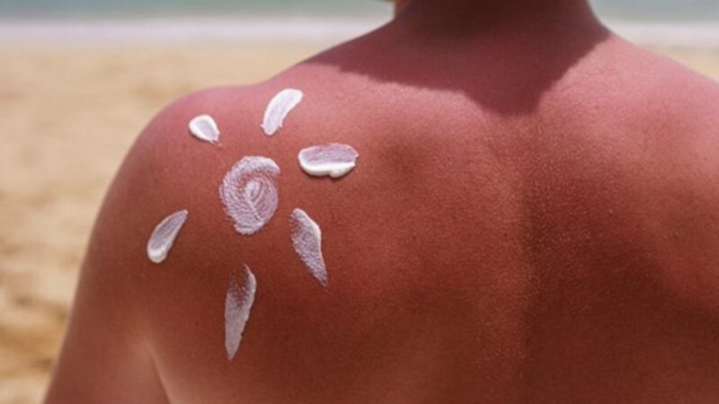 NoSunscreen: movimento viral preocupa especialistas