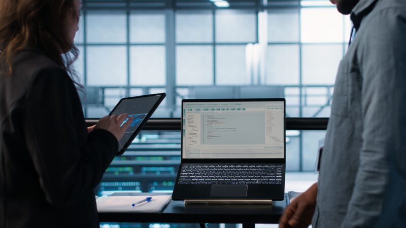 Consumidores pesquisam por produtos e serviços, diz pesquisa