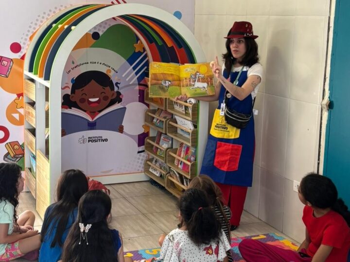 Comunidade em Curitiba ganha espaço de leitura para crianças