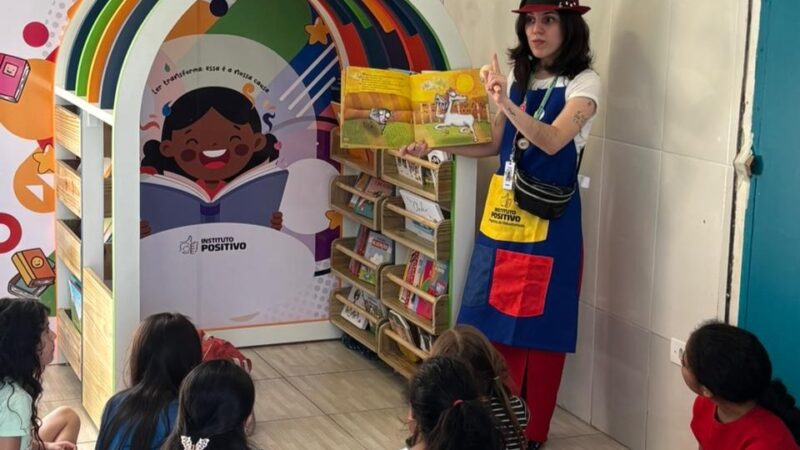 Comunidade em Curitiba ganha espaço de leitura para crianças