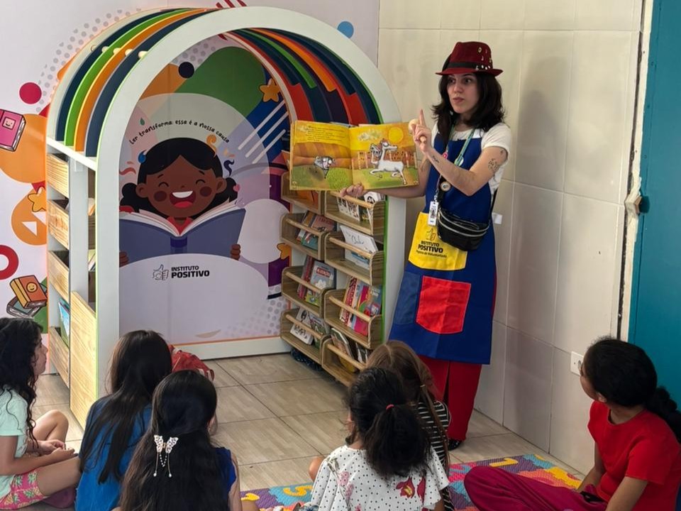 Comunidade em Curitiba ganha espaço de leitura para crianças