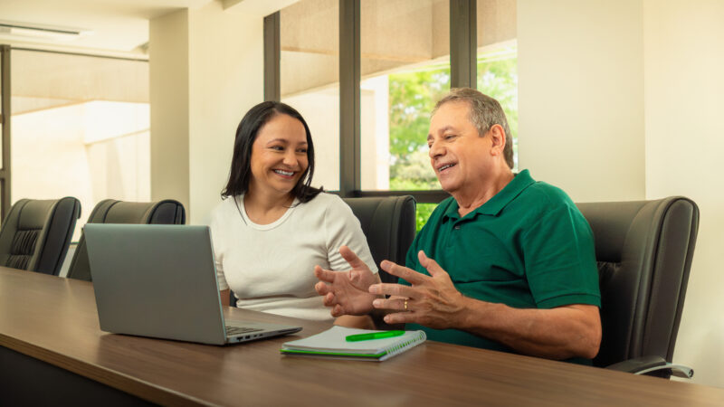 Orientação financeira: investir o 13º salário na previdência privada aumenta renda futura e pode ter benefício tributário na declaração do IR