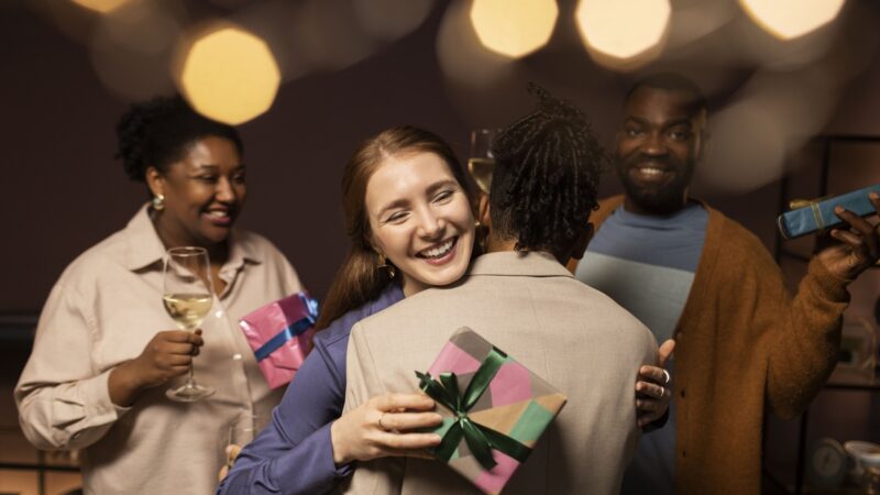 Amigo oculto movimenta busca por presentes práticos e acessíveis