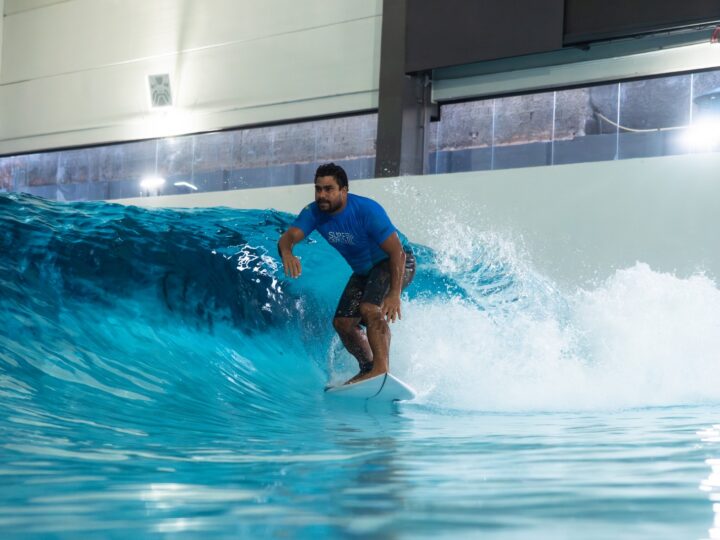 Surf Center Curitiba recebe patrocínio da Ademicon e reforça expansão do clube wellness de surf no Brasil