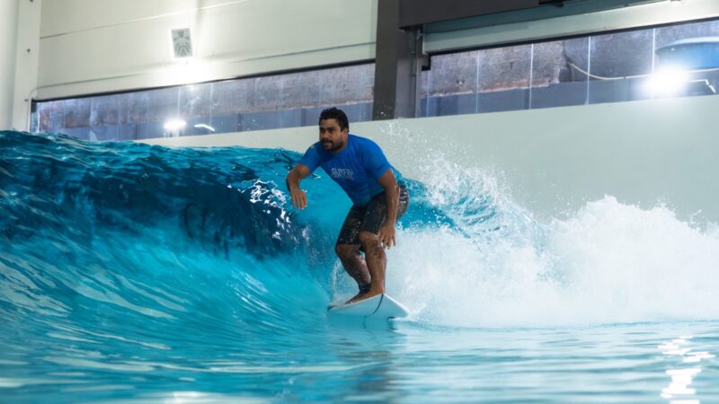 Surf Center Curitiba recebe patrocínio da Ademicon e reforça expansão do clube wellness de surf no Brasil