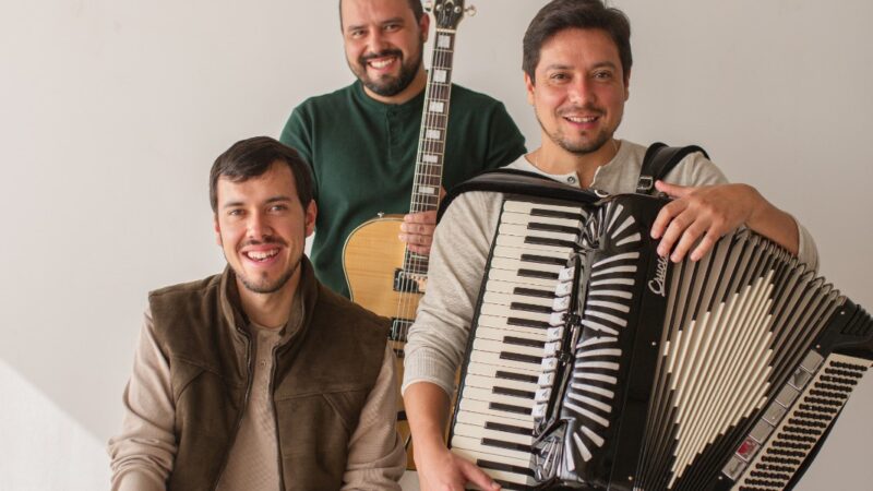 Circuito Off da Oficina de Música de Curitiba leva o trio Seiferts ao Quintal do Monge