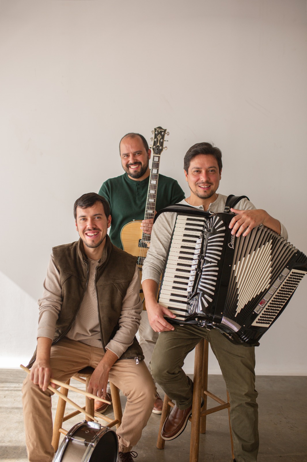 Circuito Off da Oficina de Música de Curitiba leva o trio Seiferts ao Quintal do Monge
