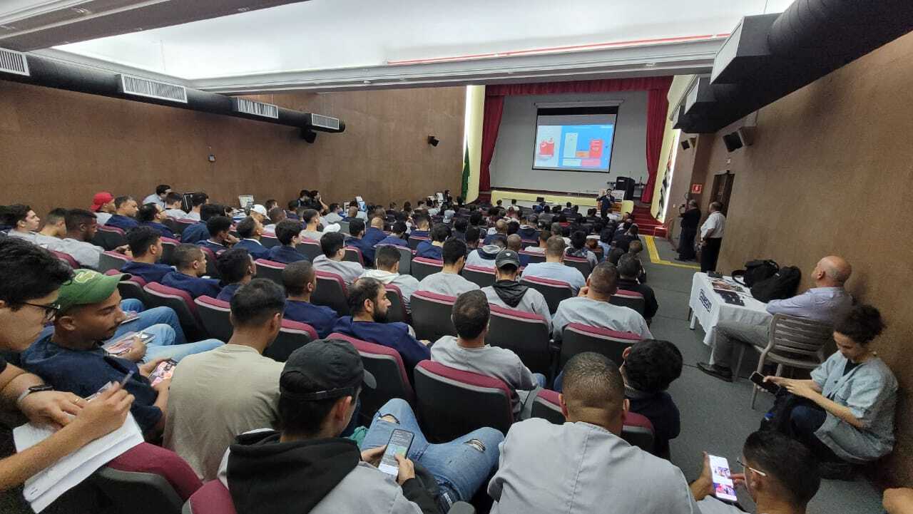 Empresa capacita mais de 20 mil profissionais na área de elétrica em 2025