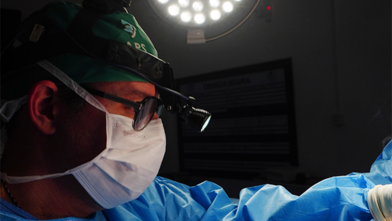 Cirurgião de Florianópolis explica técnica de sutiã interno