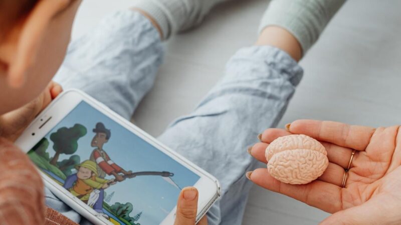 Uso excessivo de telas afeta atenção e bem-estar infantil