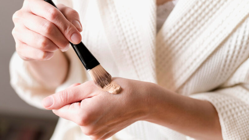 Como a maquiagem pode auxiliar os cuidados com a pele a longo prazo