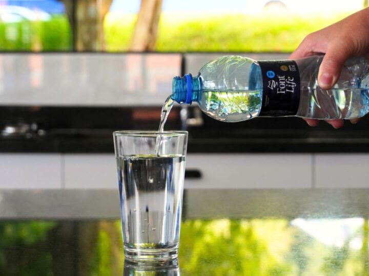 Hidratação inteligente e prevenção de cálculos renais, por que escolher a água certa faz toda a diferença