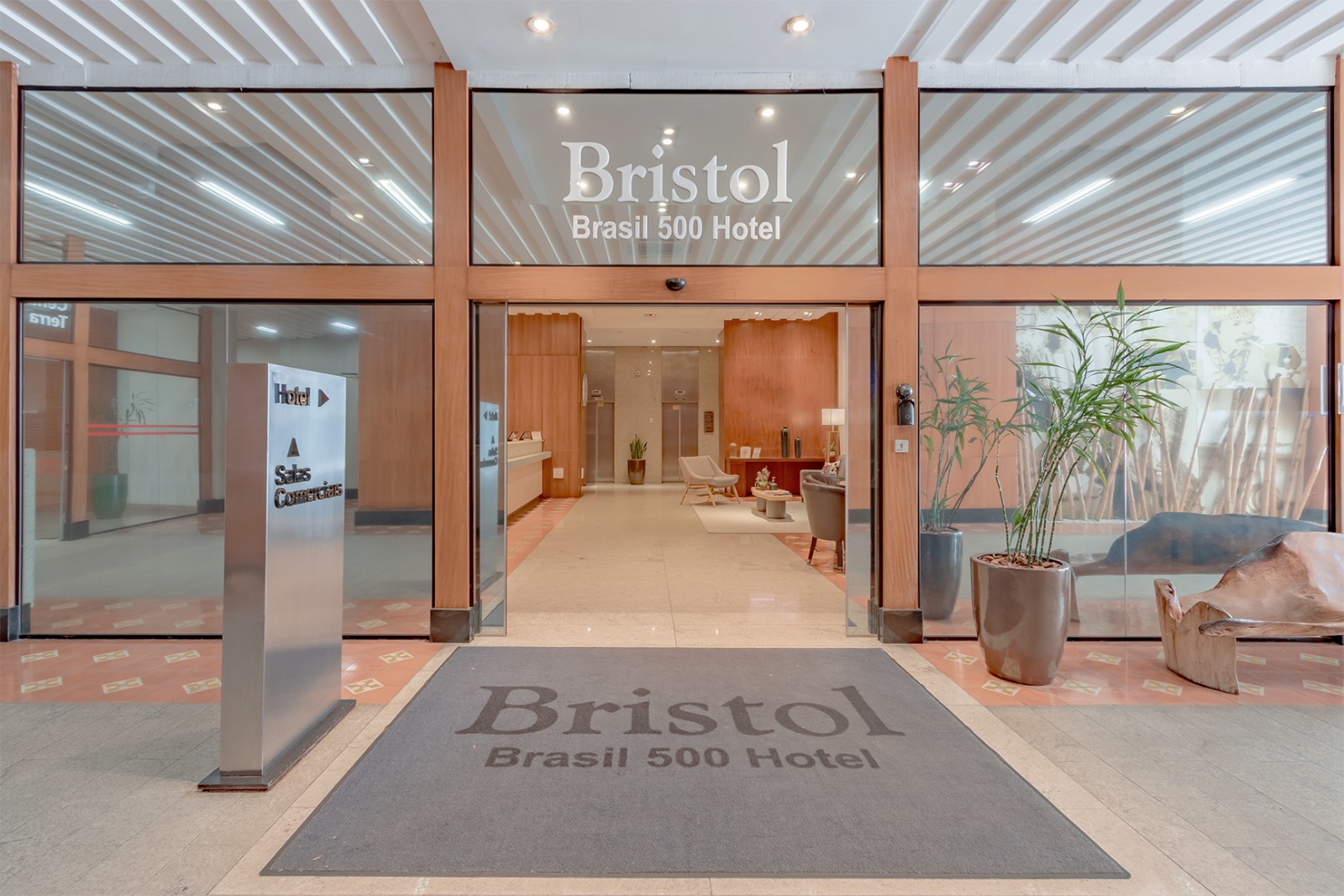 Colaboradores estrangeiros encantam hóspedes e equipe do Bristol Brasil 500 Hotel