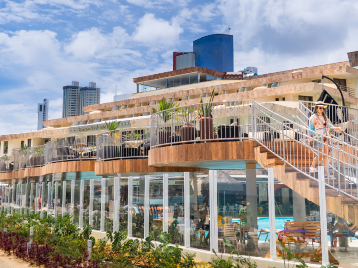 Esmeralda Praia Hotel inaugura deck suspenso em Ponta Negra