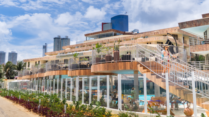 Esmeralda Praia Hotel inaugura deck suspenso em Ponta Negra