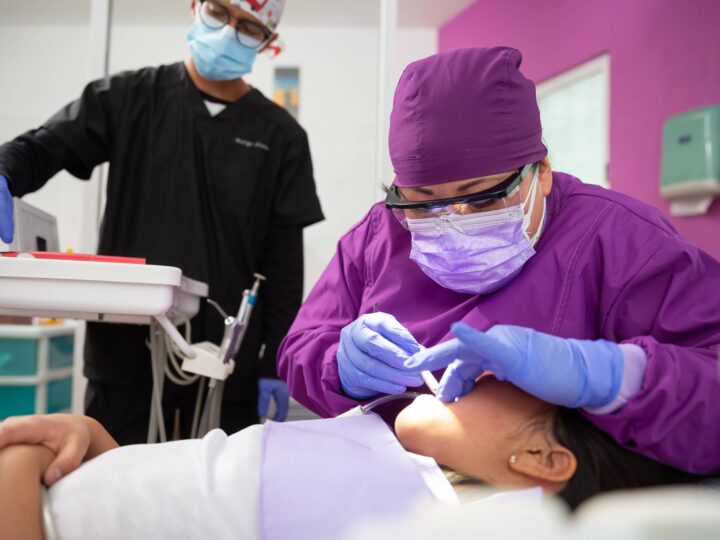 Doenças bucais afetam 3,5 bilhões de pessoas e motivam iniciativas que ampliam acesso a tratamentos odontológicos